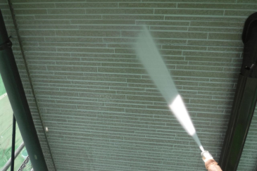 神奈川県横浜市緑区 O様邸 【関西ペイント】外壁塗装の初期工程：高圧洗浄による汚れ除去