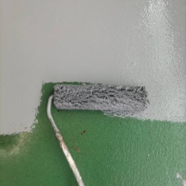 神奈川県小田原市 J様邸 ベランダ床塗装の上塗り工程