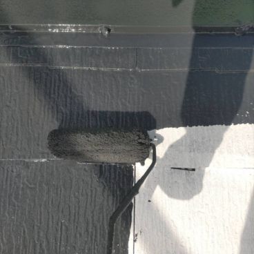 神奈川県横浜市中区 T様邸 屋根塗装の中塗り工程